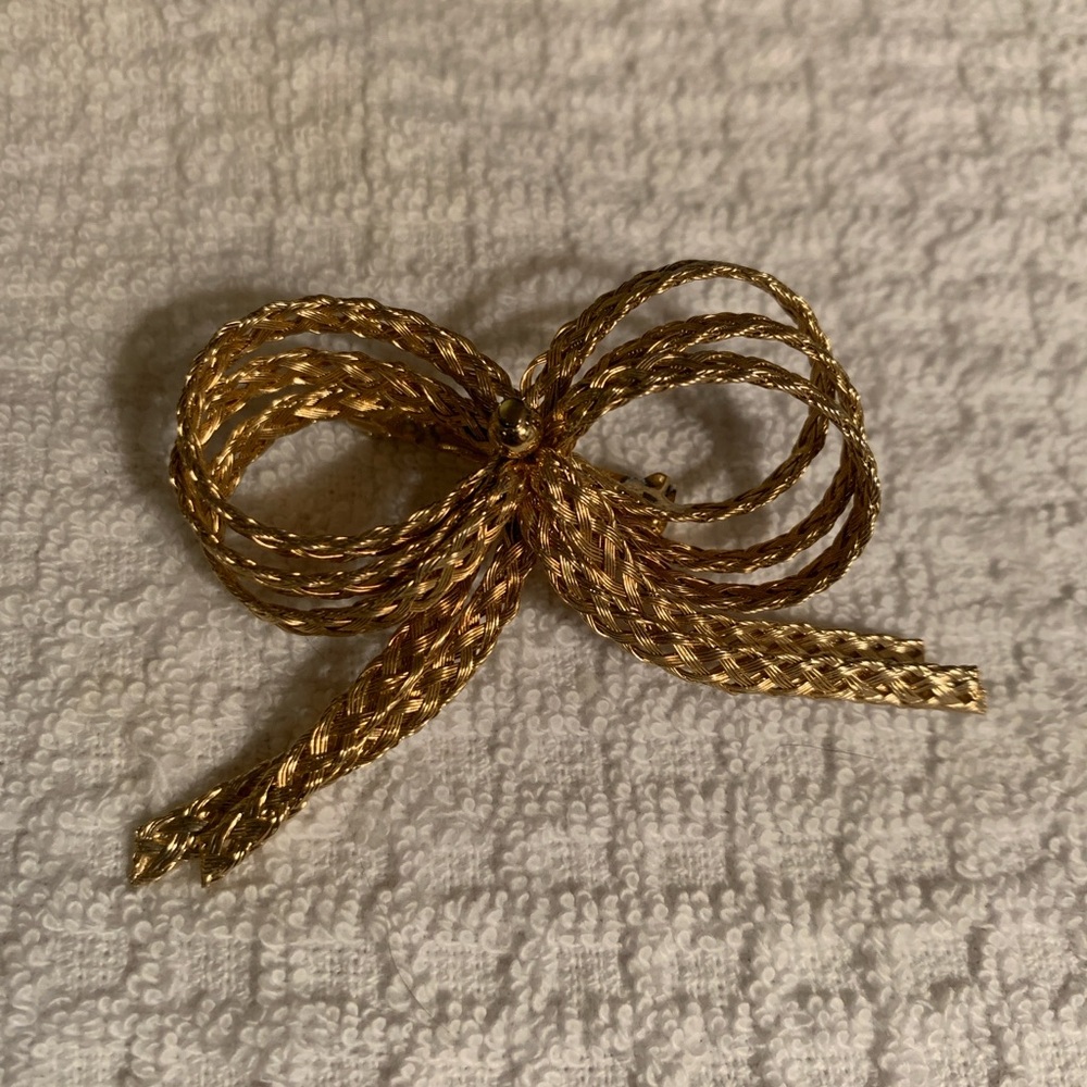 Vintage Gold Bow Brooch
Excellent Condition